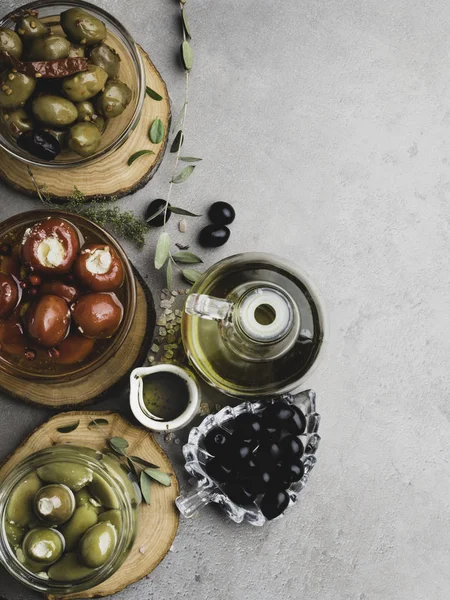 İtalyan gıda arka plan, biber ve yeşil zeytin ile, peynir, siyah zeytin, ahşap arka plan üzerinde zeytinyağı ile doldurulmuş.