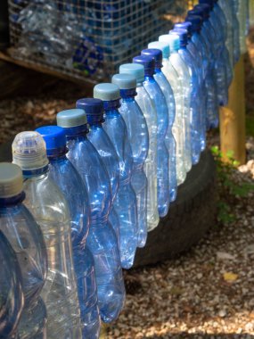 plastik şişe maden suyu ile kompozisyon. plastik atıklar