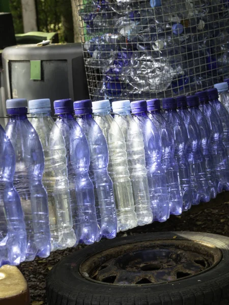 Tomma plastflaskor är återvinningsbart avfall, sopor plast i soptunna — Stockfoto