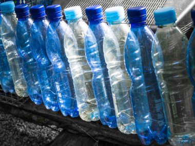 Maden suyu plastik şişeler ile Kompozisyon, seçici odak. Plastik atıklar