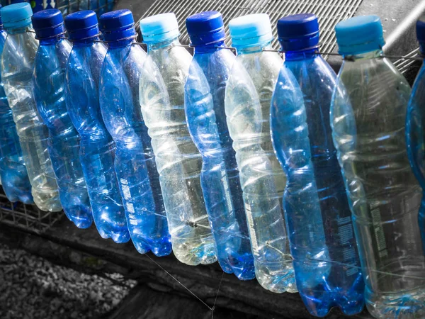 Sammansättning med plastflaskor av mineralvatten, selektiv fokus. Plastavfall — Stockfoto