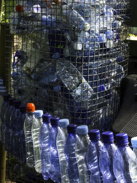 Bouteilles en plastique usagées vides sur forêt verte, concept de recyclage — Photo
