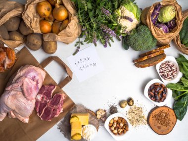 Sağlıklı gıda amino asitler açısından zengin, et ile vücut geliştiriciler için, somon balığı, fındık, peynir, yumurta, tohum, fasulye, sebze, otlar, ıspanak, sarımsak, beyaz arka plan üzerinde tahıllar