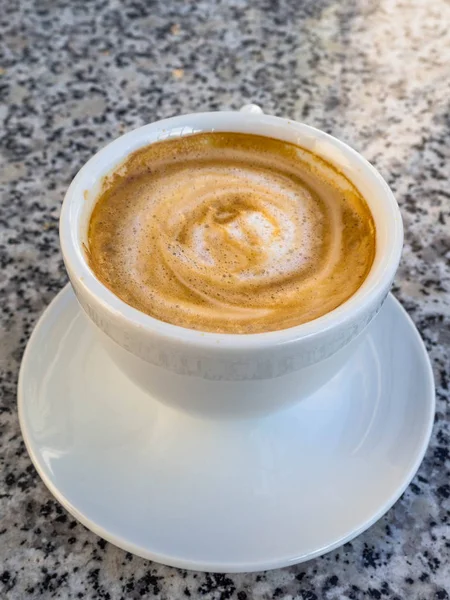 Café en una taza sobre un fondo de mármol, espacio para copiar — Foto de Stock