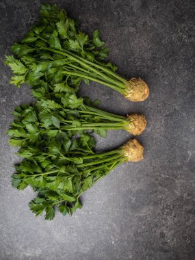 Panoları, kök ve kereviz yaprakları ile genç ekolojik taze kereviz