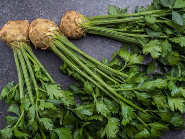 Üstten Görünüm kereviz yaprakları, düz yatıyordu ile yerel pazar sebze çiftlik taze üretmek, organik gıda vejetaryen diyet