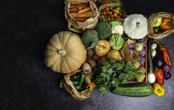 Temiz yeme alkali diyet için dengeli beslenme kavramı. Sağlıklı gıda çeşitleri, lif antioksidanlar açısından zengin, vitamin, üst görünüm düz mermer koyu arka plan yatıyordu