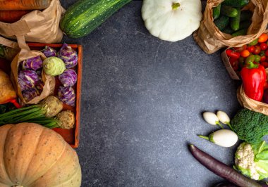 Çeşitli çiğ organik sebzeler, Sağlıklı hasat gıda kavramı ile Kompozisyon. Detoks diyeti, kopyalama alanı