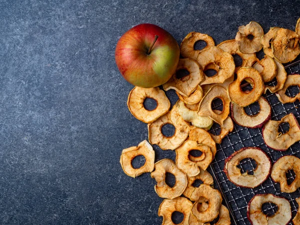 Background of dried sliced apples, healthy snack concept — Stock Photo, Image