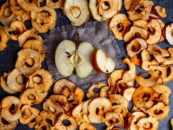 Fresh applewith pieces of dry in dehydrator slices of yellow and red apples, healthy snack — Stock Photo, Image