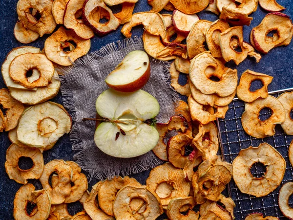 Fresh applewith pieces of dry in dehydrator slices of yellow and red apples, healthy snack — Stock Photo, Image