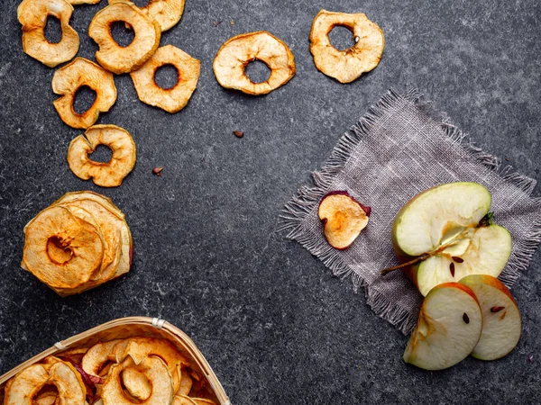 Vegetarian dries apples, dehydrated healthy snack chips, copy space — Stock Photo, Image