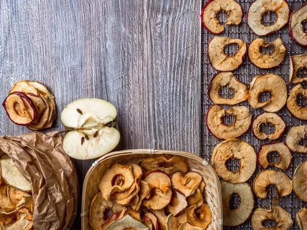 Tasty apple chips on wooden table, healthy vegan vegetarian fruit snack or ingredient for cooking — Stock Photo, Image