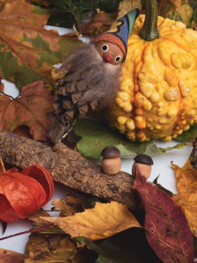 Renkli karışık yaprakları, kabak, çilek ve masal gnome ve ahşap mantar ile Sonbahar arka plan. Sezonluk teklifler ve tatil kartpostalı için maket