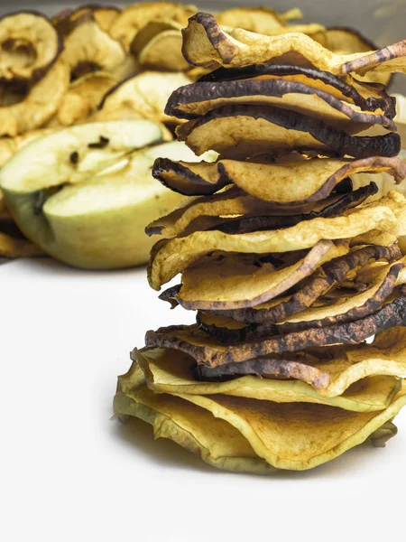 Vegetarian dries apples tower, dehydrated healthy snack chips — Stock Photo, Image