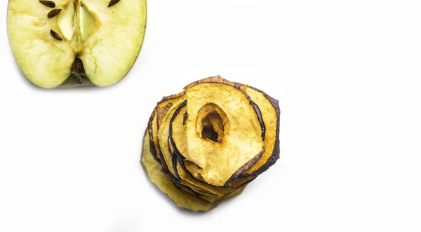 Keripik apel yang lezat diisolasi pada makanan ringan atau bahan buah vegetarian vegan yang sehat untuk memasak, spanduk, panarama — Stok Foto