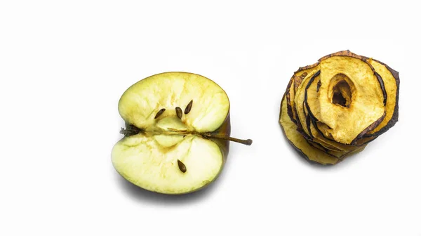 Keripik apel yang lezat diisolasi pada makanan ringan atau bahan buah vegetarian vegan yang sehat untuk memasak, spanduk, panarama — Stok Foto
