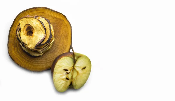 Beyaz, Mevsimlik sağlıklı atıştırmalık yeme izole kahverengi ahşap yüzey üzerinde kuru ve taze elma. Kopyalama alanı — Stok fotoğraf