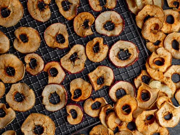 Dried slices of red and yellow apples — Stock Photo, Image