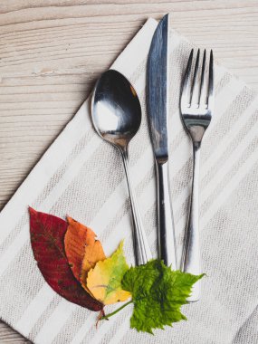 Sonbahar yaprakları ile sonbahar arka plan üzerinde Şükran masa ayarı çatal, tatil arka plan kavramı