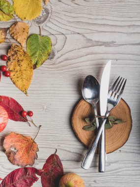 Sonbahar yaprakları ile sonbahar arka plan üzerinde Şükran masa ayarı çatal, ahşap abckground Şükran tatil arka plan kavramı kurdele