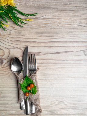 Kırmızı çilek, yeşil yaprak ve şube, Tatil arka plan ile Noel masa yeri ayarı. Kopyalama alanı ile üstte görünüm