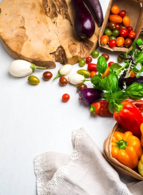 domates, biber, fesleğen yapılmış beyaz arka plan üzerinde taze sebze. Düz lay, üst görünüm, kopyalama alanı, Sağlıklı gıda ve temiz beslenme kavramı