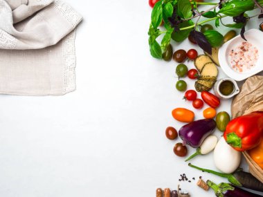 İtalyan gıda arka plan, makarna veya pizza pişirmek için Malzemeler, patlıcan gibi sebze, kiraz domates, biber, fesleğen, zeytinyağı, tuz ve baharatlar, üst görünümü