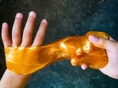 Mutlu zamanda balçık oynayan çocuk, seçici odak