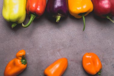 renkli biber, beton arka plan, kopya alanı