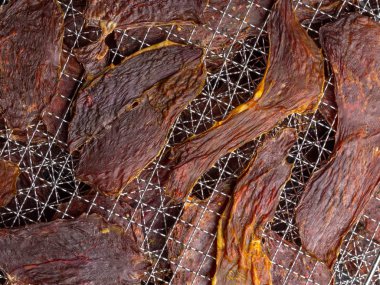 Metal tepside kurutulmuş et dilimleri