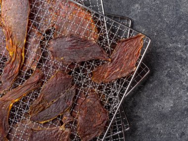 Metal tepside kurutulmuş et dilimleri