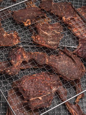 metal tepside dehydrator kurutulmuş et dilimleri arka plan, et çerez