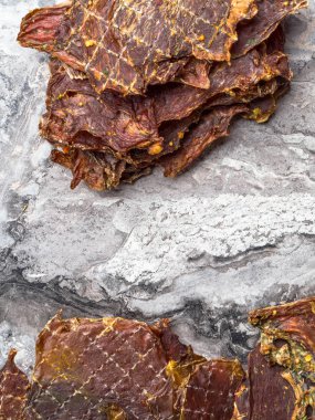 kurutulmuş mermer et parçaları, tuzlanmış baharatlarda kurutulmuş dilimler, kopya alanı