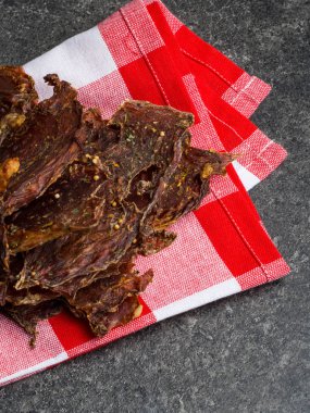 kurutulmuş et parçaları, baharat kurutulmuş dilimler, mutfak havlusu üzerinde