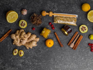 Doğal grip ve soğuk algınlığı ilaç maddeler, papatya çiçekleri, tarçın çubukları, zencefil, limon, bal, cydonia, propolis, sarımsak Düz yatıyordu.