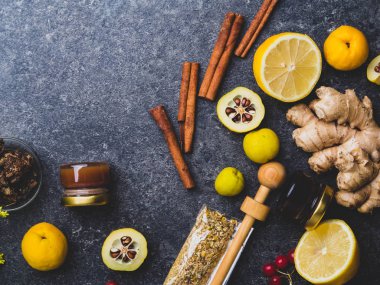 sağlıklı maddeler limon, tarçın, zencefil, cydonia, bal, çilek papatya çiçekleri, soğuk önlemek için propolis