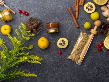 sağlıklı maddeler limon, tarçın, zencefil, cydonia, bal, çilek papatya çiçekleri, soğuk önlemek için propolis