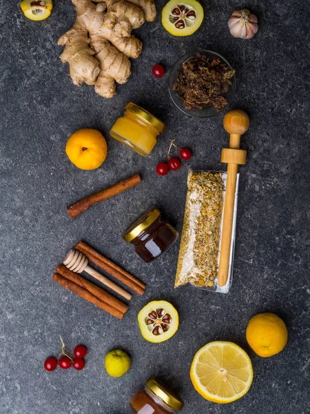 sağlıklı maddeler Vitamin c zengin, limon, tarçın, zencefil, cydonia, bal, çilek papatya çiçekleri, soğuk önlemek için propolis