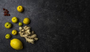 zencefil kökü taze, limon dilimleri, kırmızı berry, beton arka plan Düz yatıyordu üzerinde cydoni. Metin için yer. Alternatif tıp kavramı, Sağlıklı gıda bağışıklık artırma seçimi. Soğuk algınlığı ve grip çare Top 