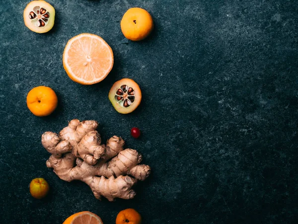 生姜根新鮮な、レモンスライス、赤いベリー、コンクリートの背景にシドニフラットレイスタイル。テキスト用に配置します。代替医療の概念, 健康食品免疫ブースト選択.風邪とインフルエンザの治療トップ — ストック写真