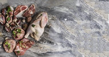 Taze çiğ et. Çiğ domuz eti farklı, tavuk, sığır eti, koyu mermer otlar ile hindi sakatlar, kopya alanı