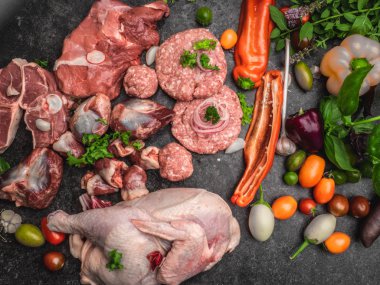 Çiğ et farklı türleri: sığır eti, tavuk, kuzu, gilbert, domuz eti, otlar, marul, sarımsak, kiraz domates, biber, yeşillik