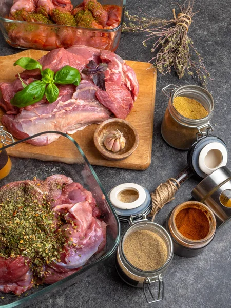 Carne crua com ervas, especiarias, molhos no fundo de concreto. Vista superior — Fotografia de Stock