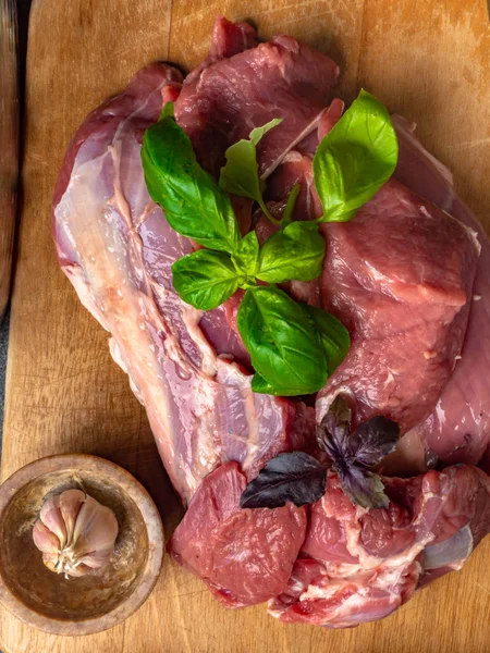 Carne crua com especiarias em jarros de vidro, manjericão fresco, alho de perto — Fotografia de Stock