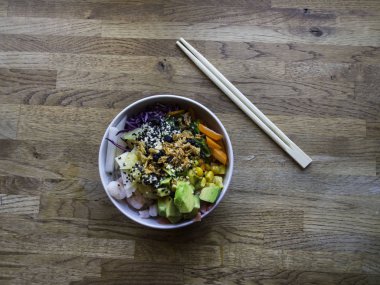 Ahi ton balığı ve karides kase yemek yatay görünümü dürtmek. Poke Japon ve Asya mutfağından etkilenen geleneksel bir Hawaii yemeğidir.