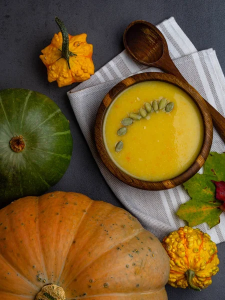 Sopa vegetariana de crema de calabaza de otoño con semillas, follaje de color — Foto de Stock