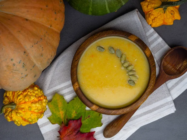 Sopa vegetariana de crema de calabaza de otoño con semillas, follaje de color — Foto de Stock
