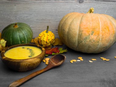 Tohumlu sıcak kabak çorbası, sonbahar yaprakları, Yukarıdan Görünüm
