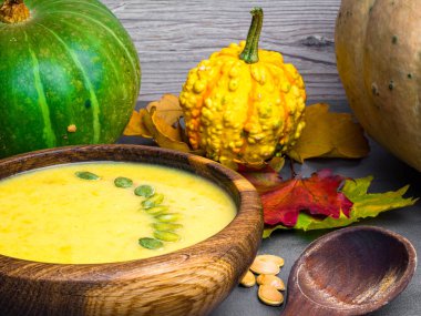 Tohumlu sıcak kabak çorbası, sonbahar yaprakları, Yukarıdan Görünüm